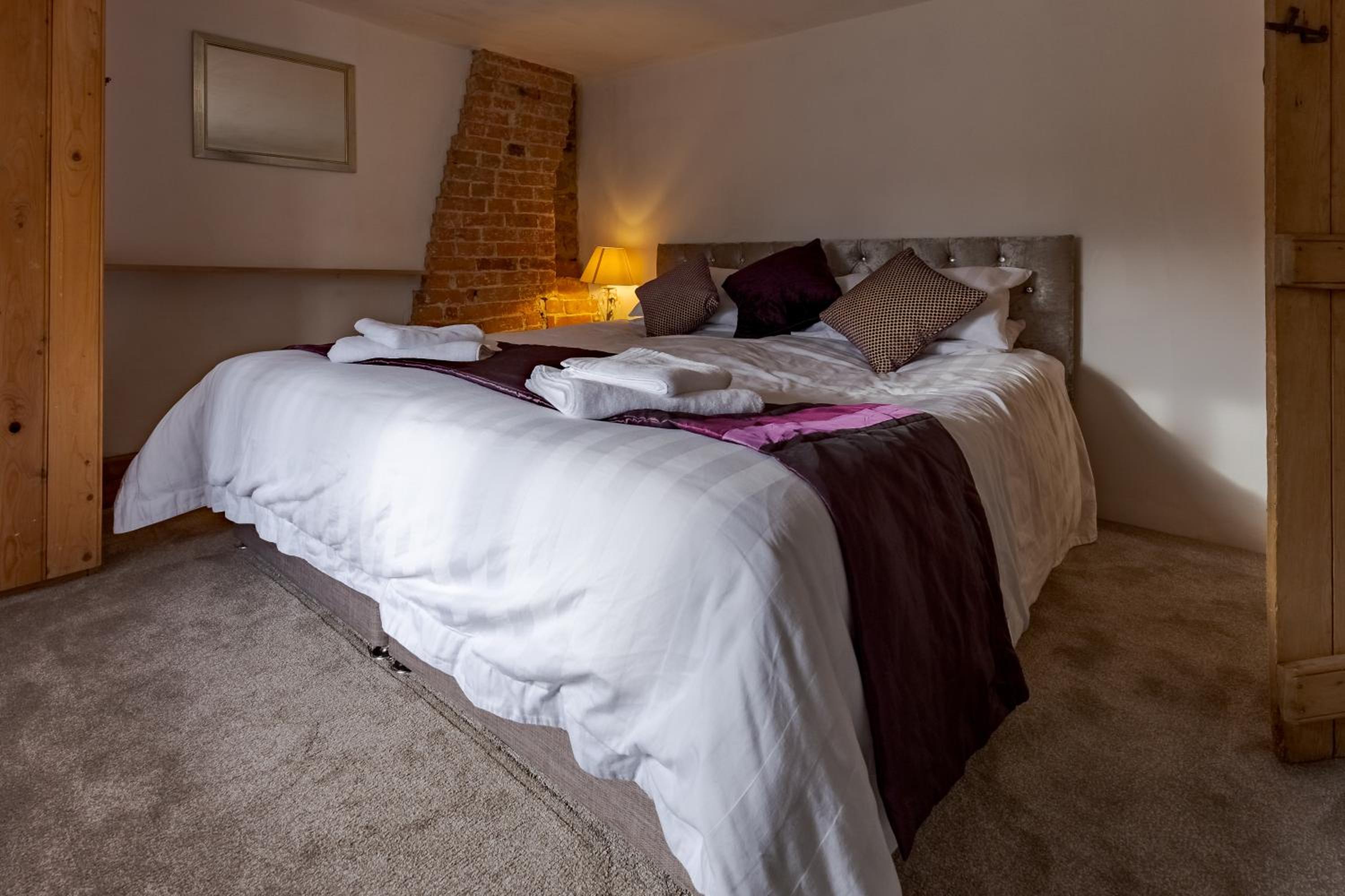 14th-century cosy 3-bed cottage Business stays view 3