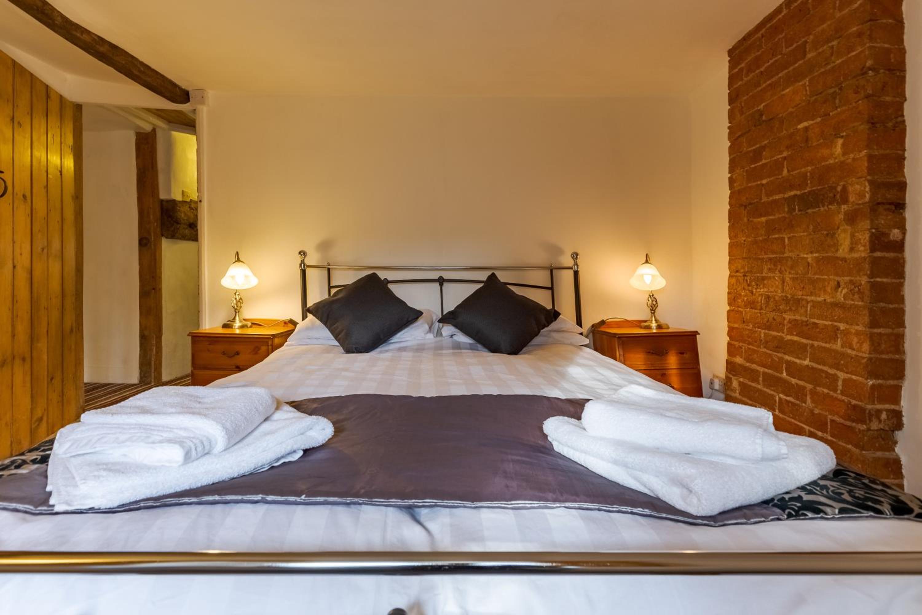 14th-century cosy 3-bed cottage Business stays view 2
