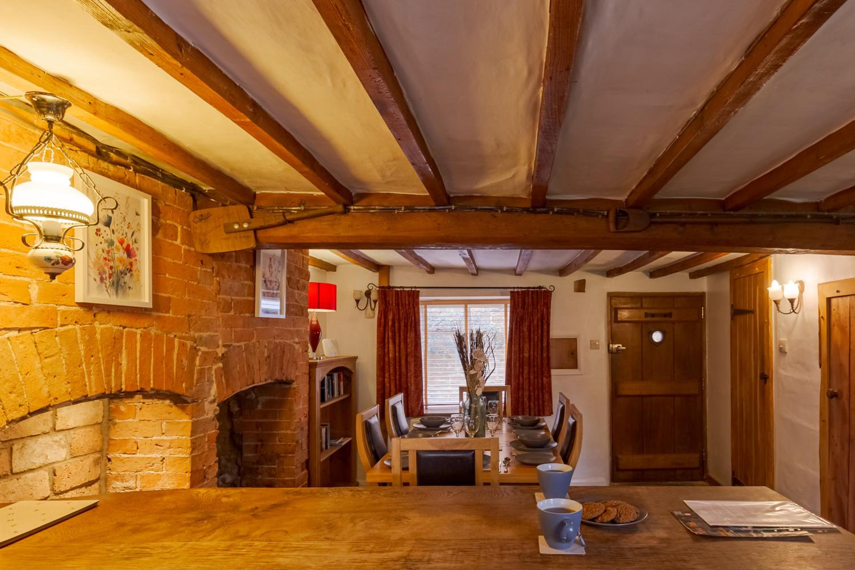14th-century cosy 3-bed cottage Business stays view 4