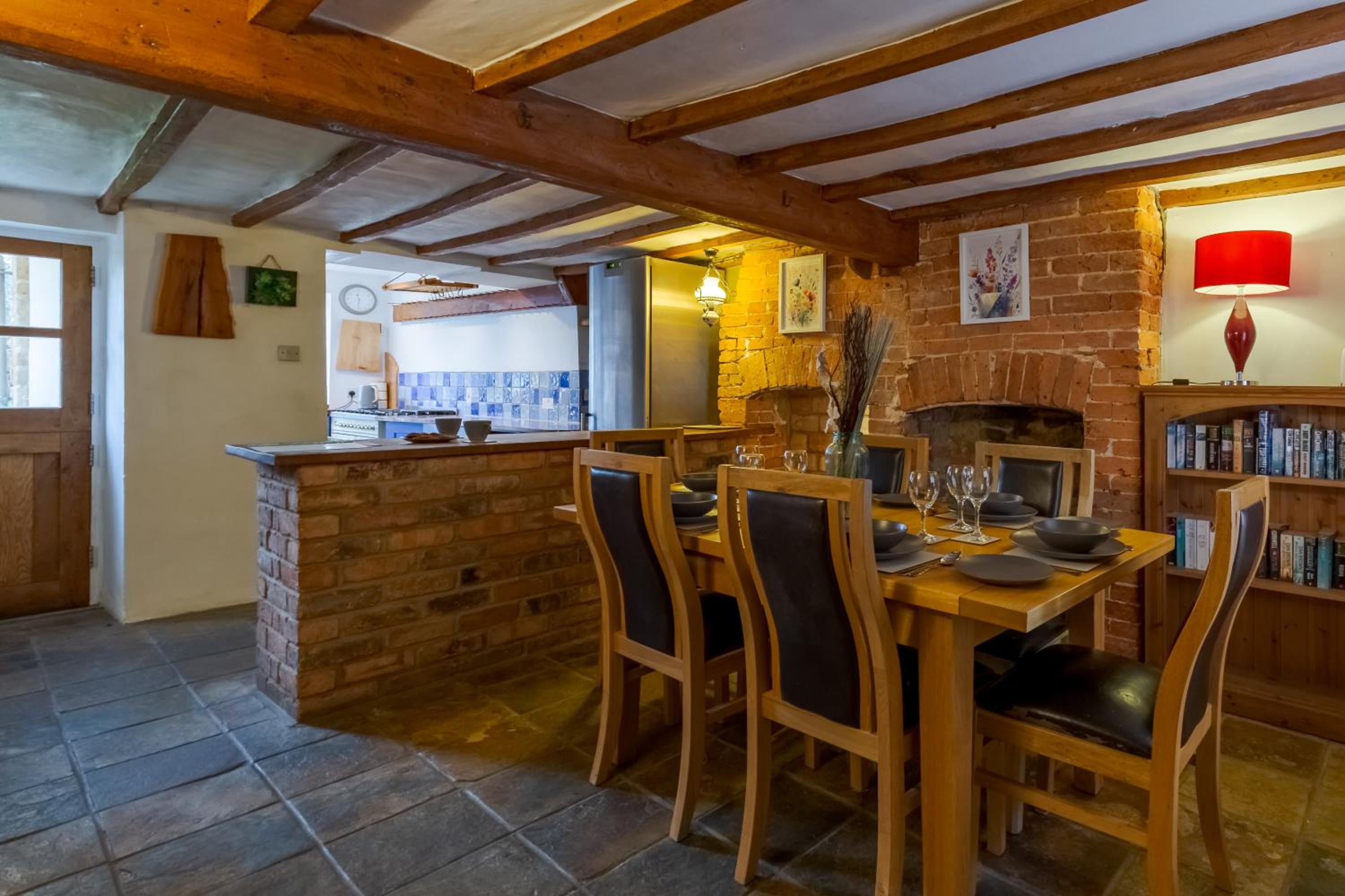 14th-century cosy 3-bed cottage Business stays view 5