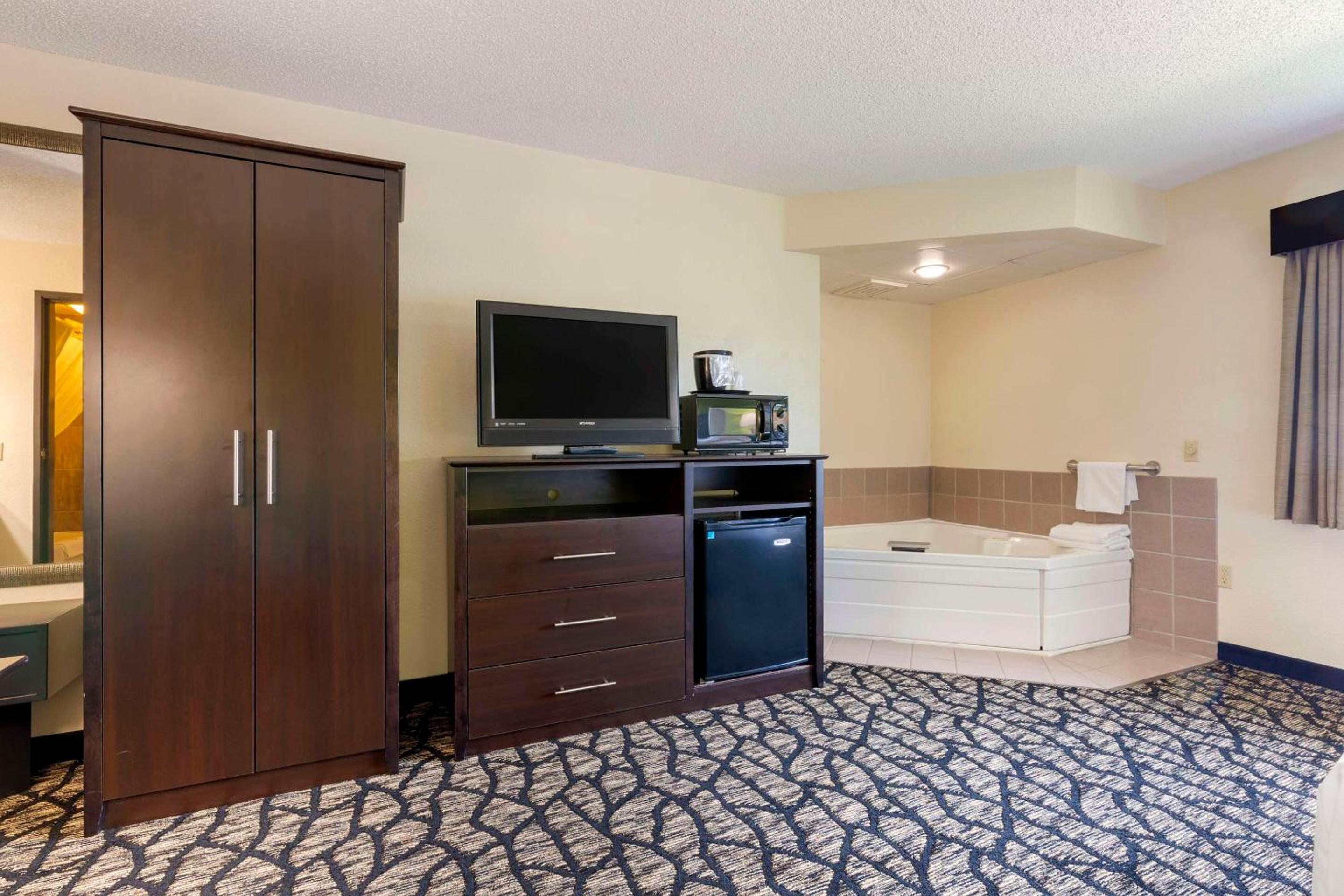 Quality Inn Oshkosh Aviation Park