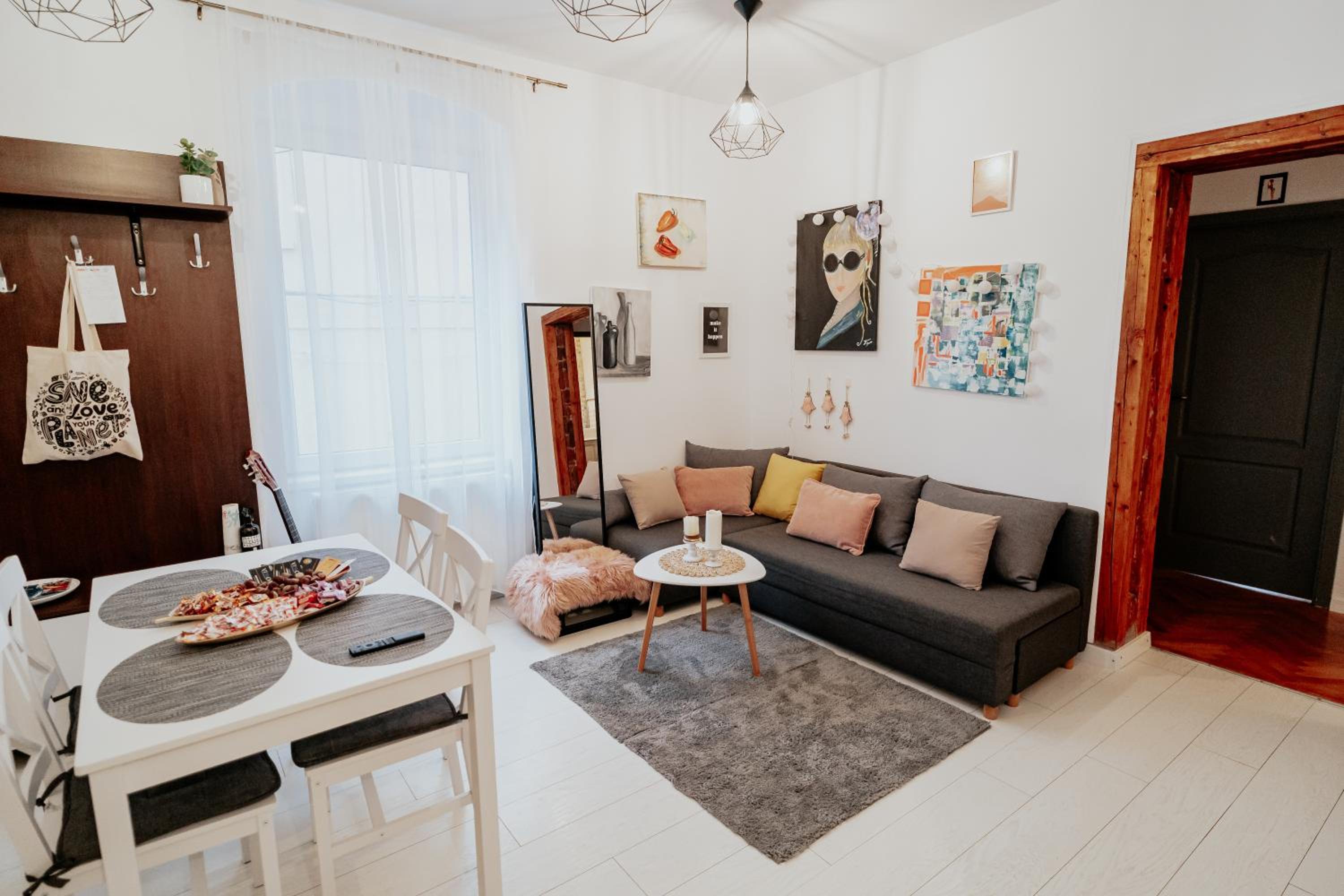 The Change House- Central Cozy Vibe Terasa Dormitoare separate view 5