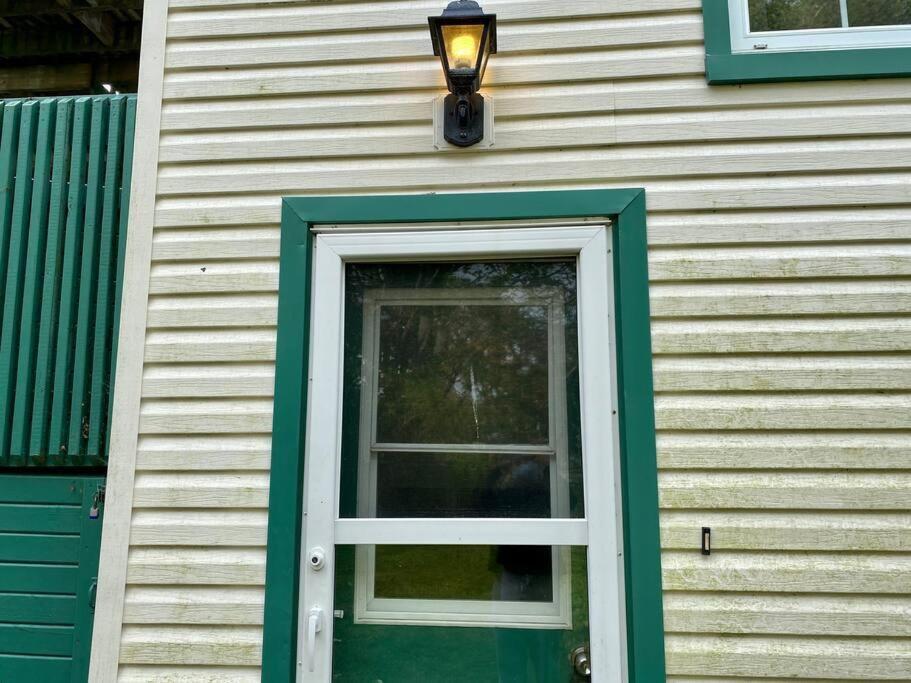 Hidden Getaway, BSMT with Back Yard