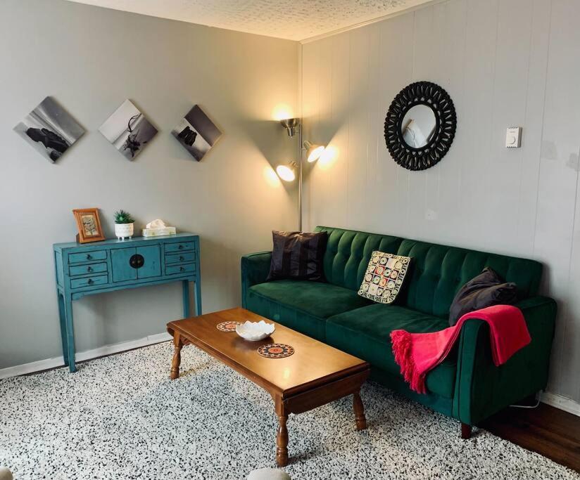 Cozy 2-BDRM, Mid Floor, Backyard