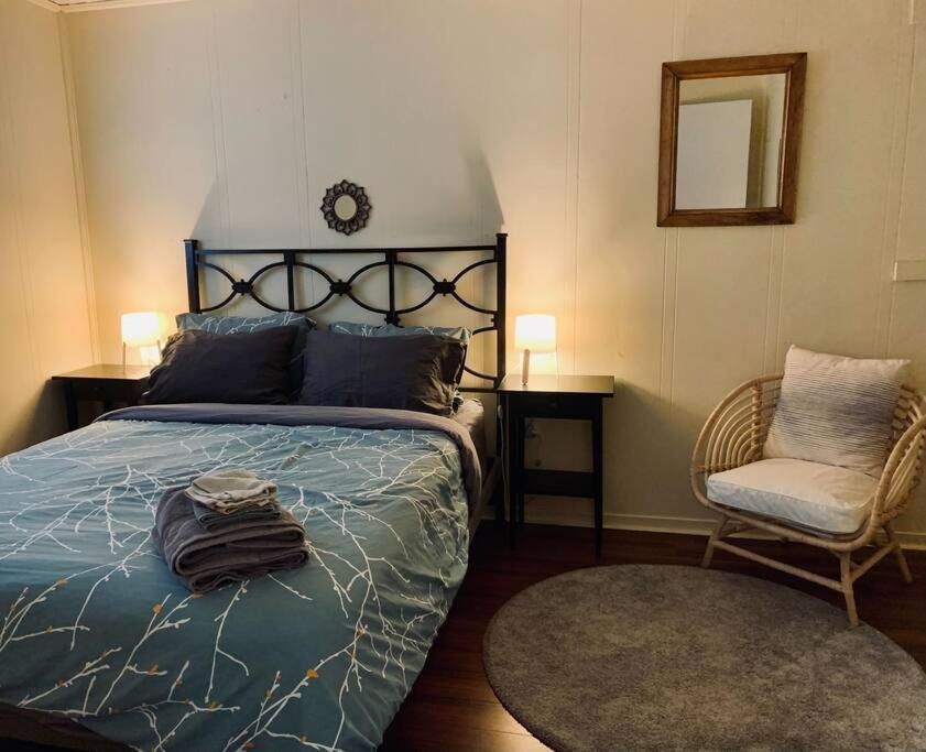 Cozy 2-BDRM, Mid Floor, Backyard