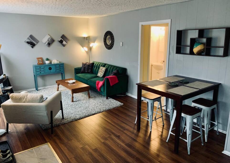 Cozy 2-BDRM, Mid Floor, Backyard
