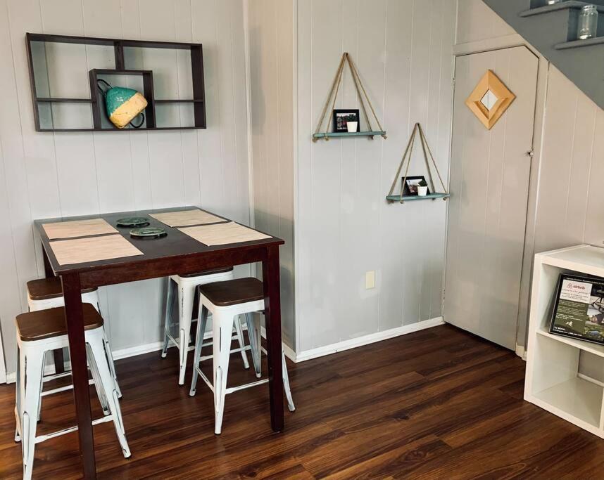 Cozy 2-BDRM, Mid Floor, Backyard
