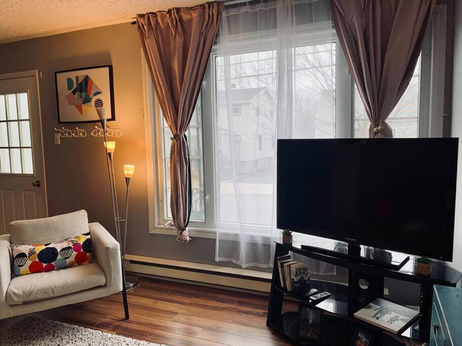 Cozy 2-BDRM, Mid Floor, Backyard