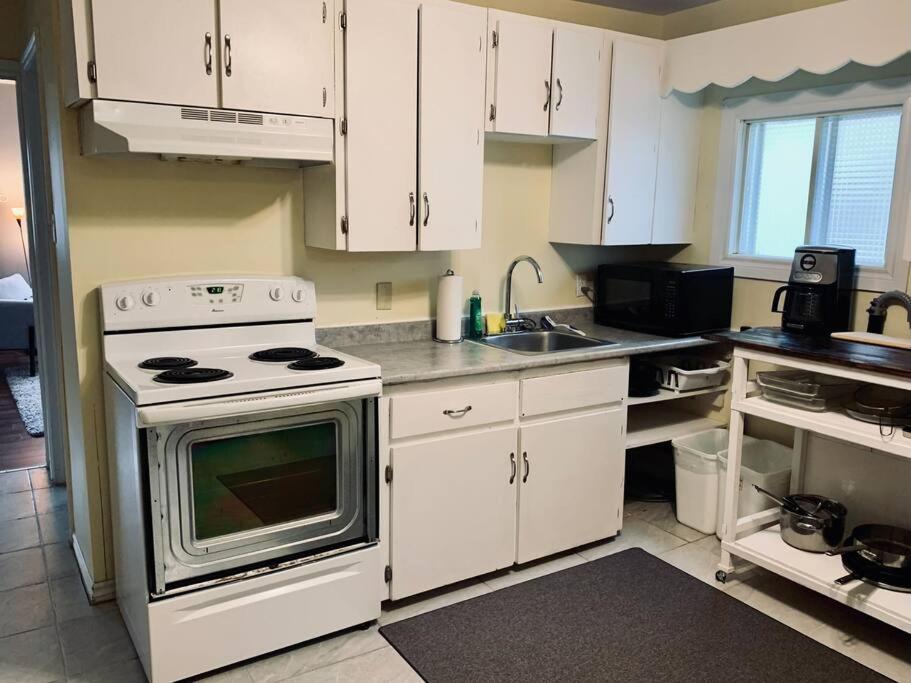 Cozy 2-BDRM, Mid Floor, Backyard