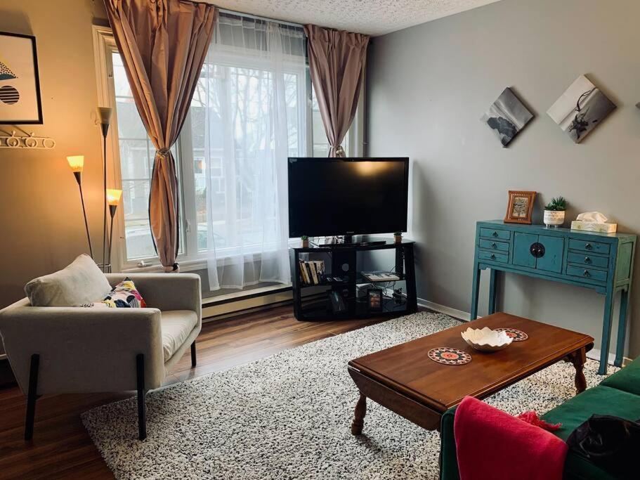 Cozy 2-BDRM, Mid Floor, Backyard