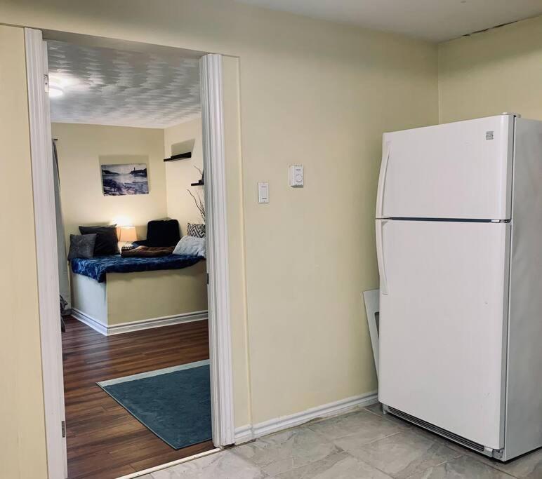 Cozy 2-BDRM, Mid Floor, Backyard