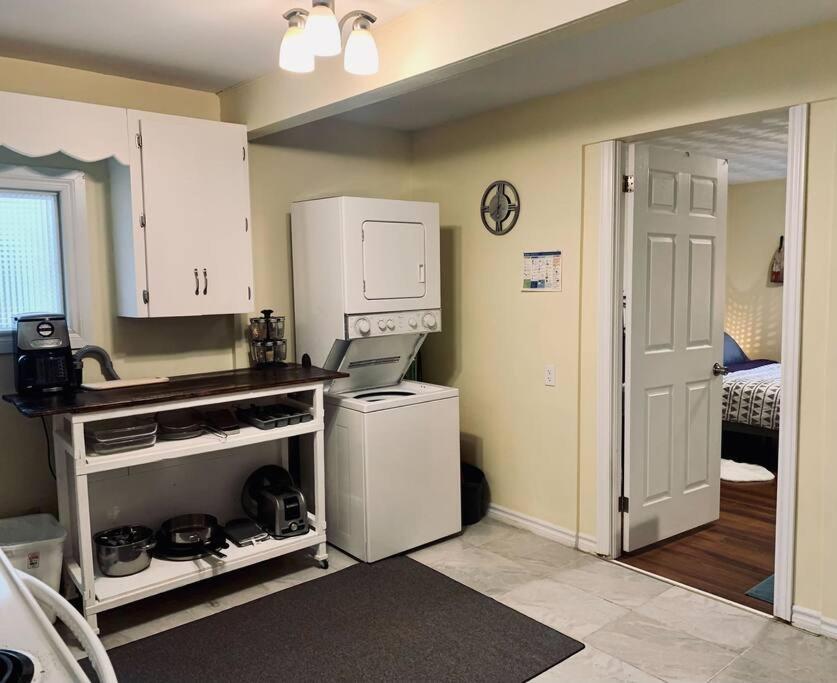 Cozy 2-BDRM, Mid Floor, Backyard