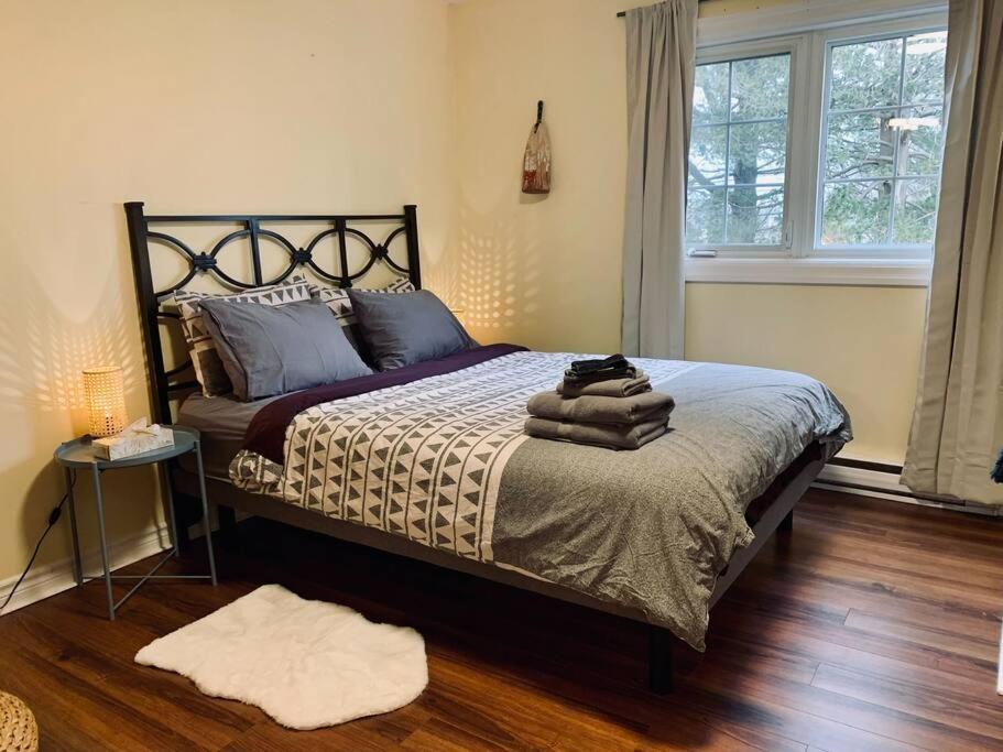 Cozy 2-BDRM, Mid Floor, Backyard