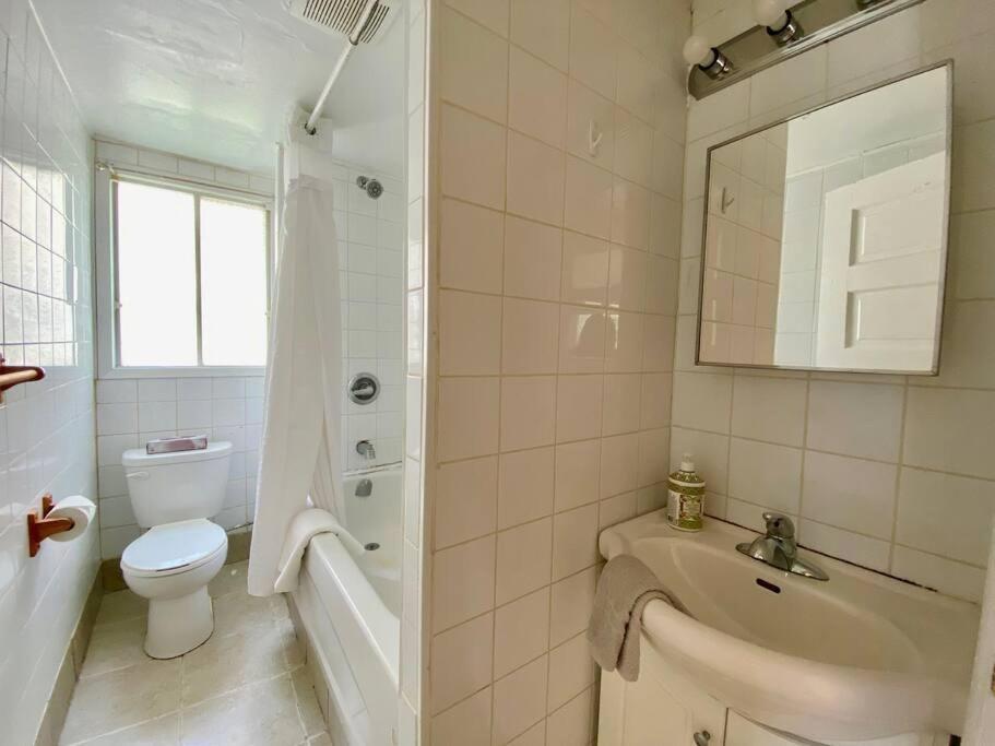 Cozy 2-BDRM, Mid Floor, Backyard