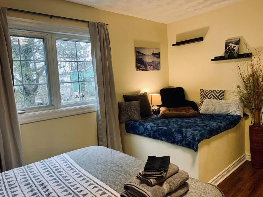 Cozy 2-BDRM, Mid Floor, Backyard