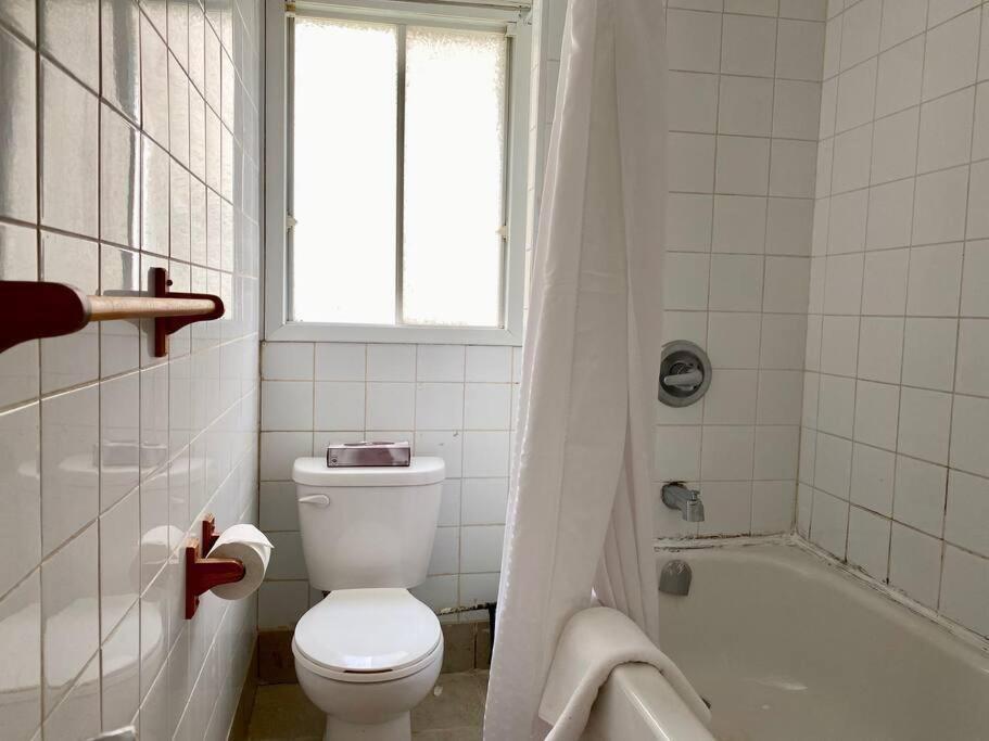 Cozy 2-BDRM, Mid Floor, Backyard