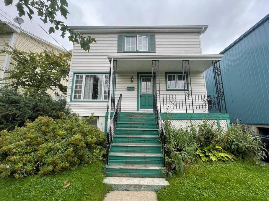 Cozy 2-BDRM, Mid Floor, Backyard