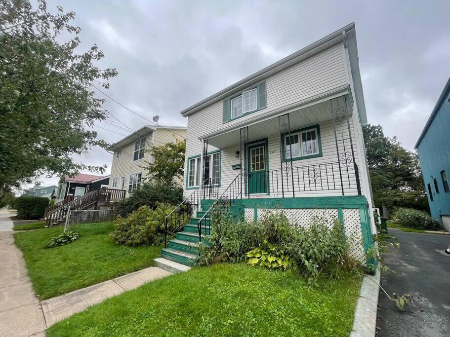 Cozy 2-BDRM, Mid Floor, Backyard