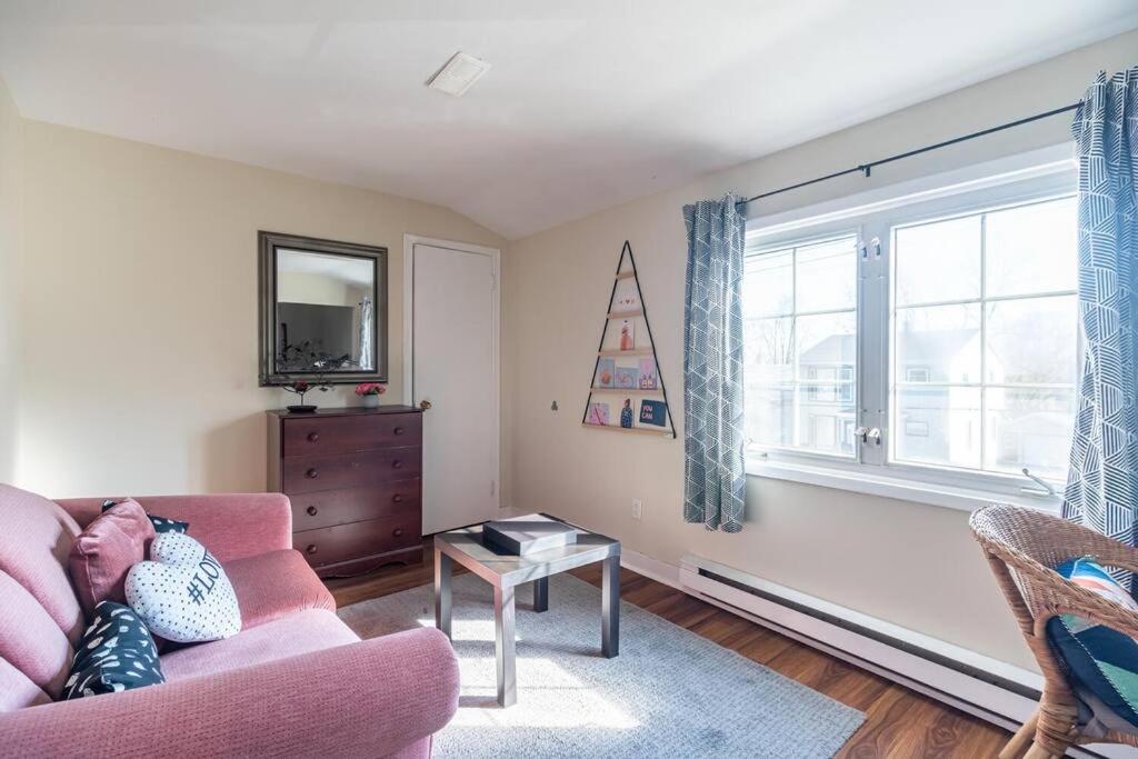 Bright 2-BDRM Apt, Top Floor