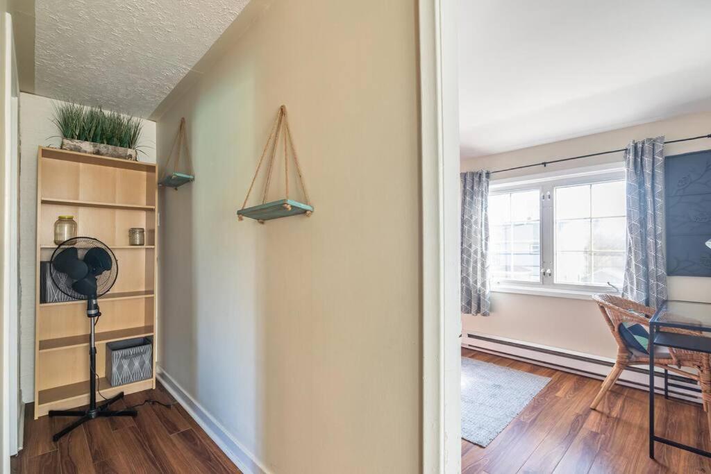 Bright 2-BDRM Apt, Top Floor