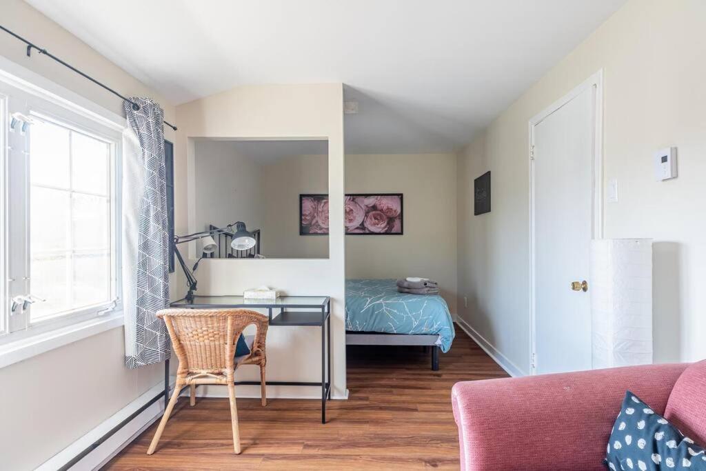 Bright 2-BDRM Apt, Top Floor
