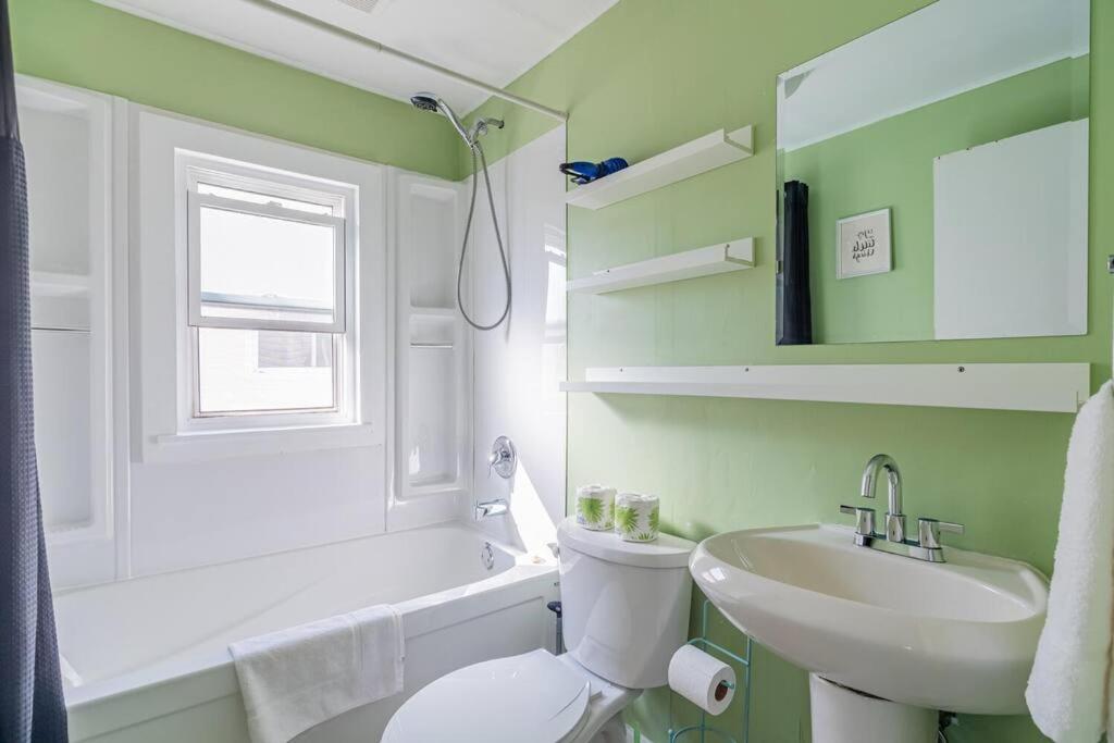 Bright 2-BDRM Apt, Top Floor