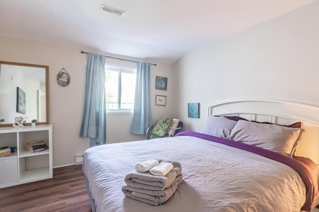 Bright 2-BDRM Apt, Top Floor