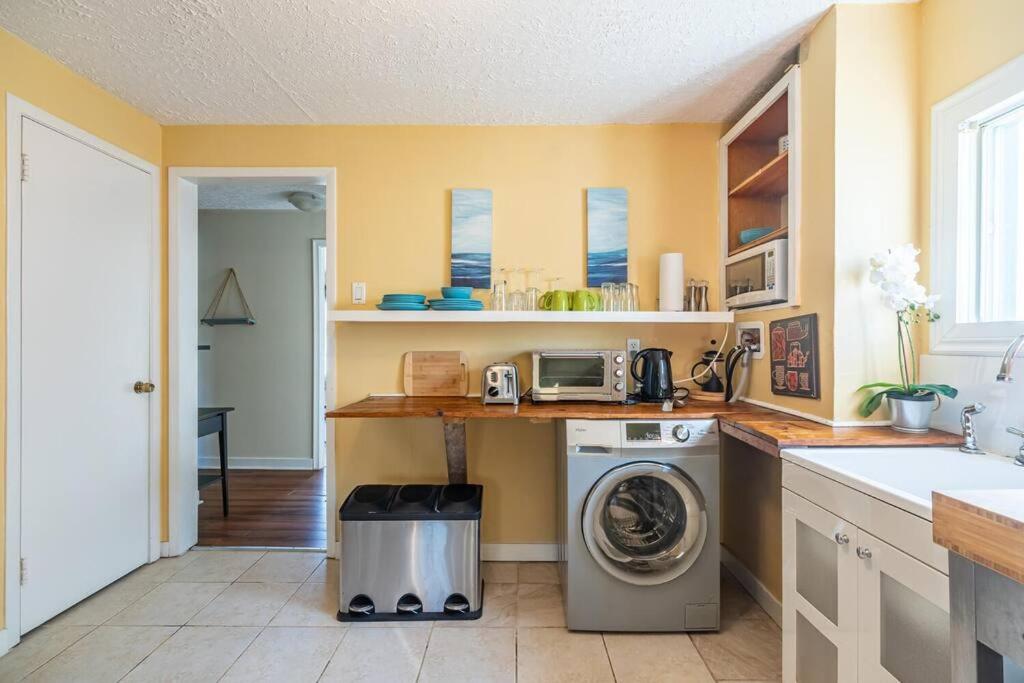 Bright 2-BDRM Apt, Top Floor