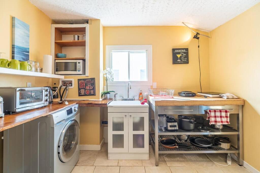 Bright 2-BDRM Apt, Top Floor