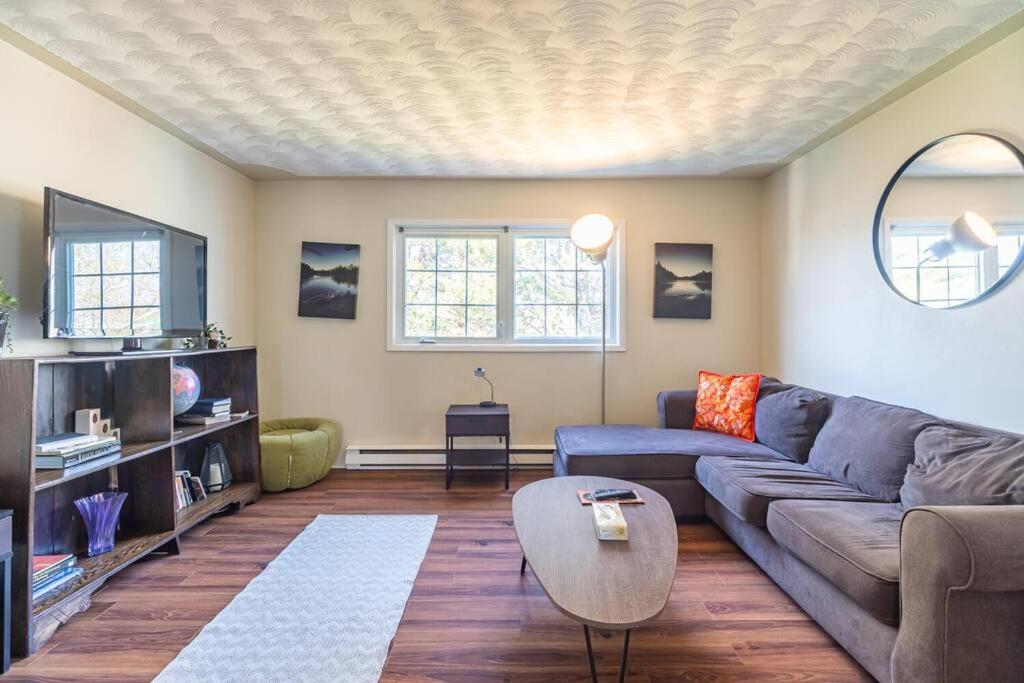 Bright 2-BDRM Apt, Top Floor