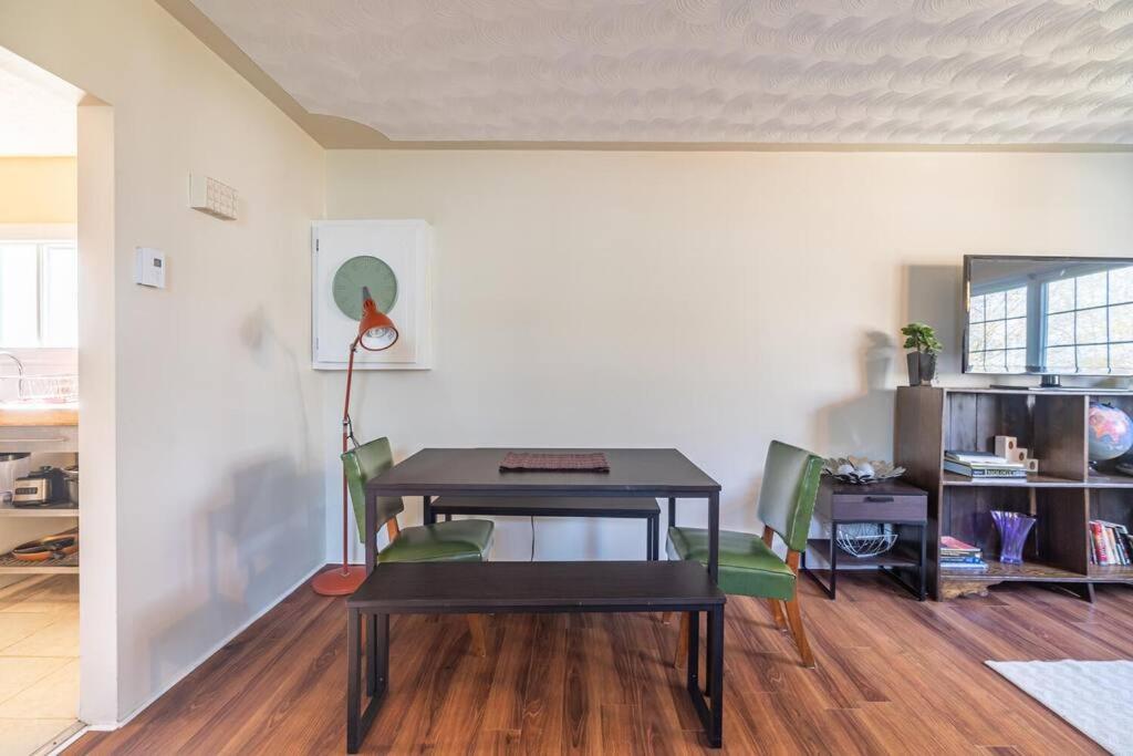 Bright 2-BDRM Apt, Top Floor