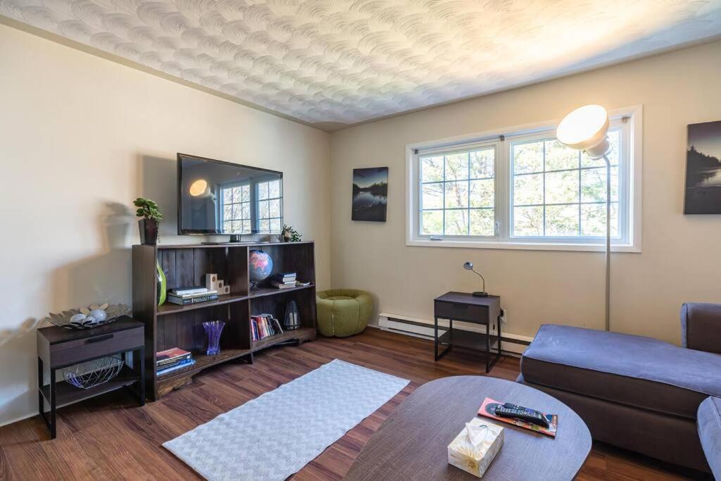 Bright 2-BDRM Apt, Top Floor