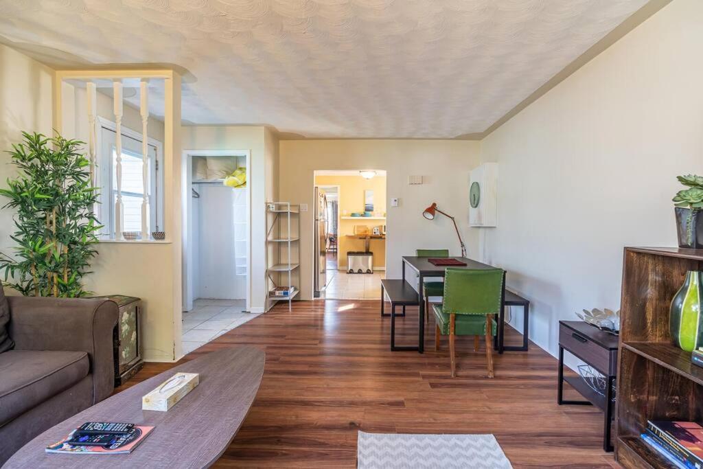 Bright 2-BDRM Apt, Top Floor