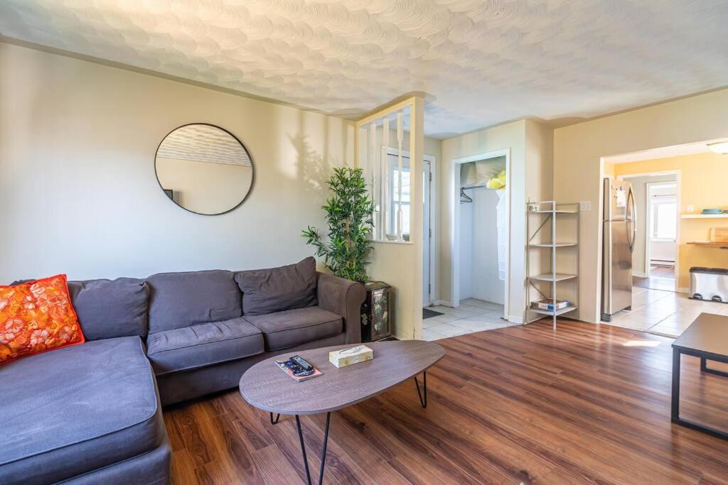 Bright 2-BDRM Apt, Top Floor