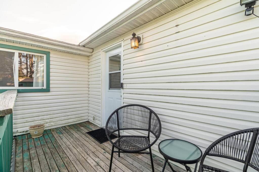 Bright 2-BDRM Apt, Top Floor