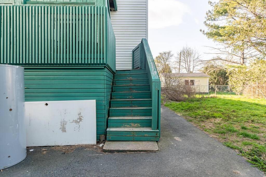 Bright 2-BDRM Apt, Top Floor