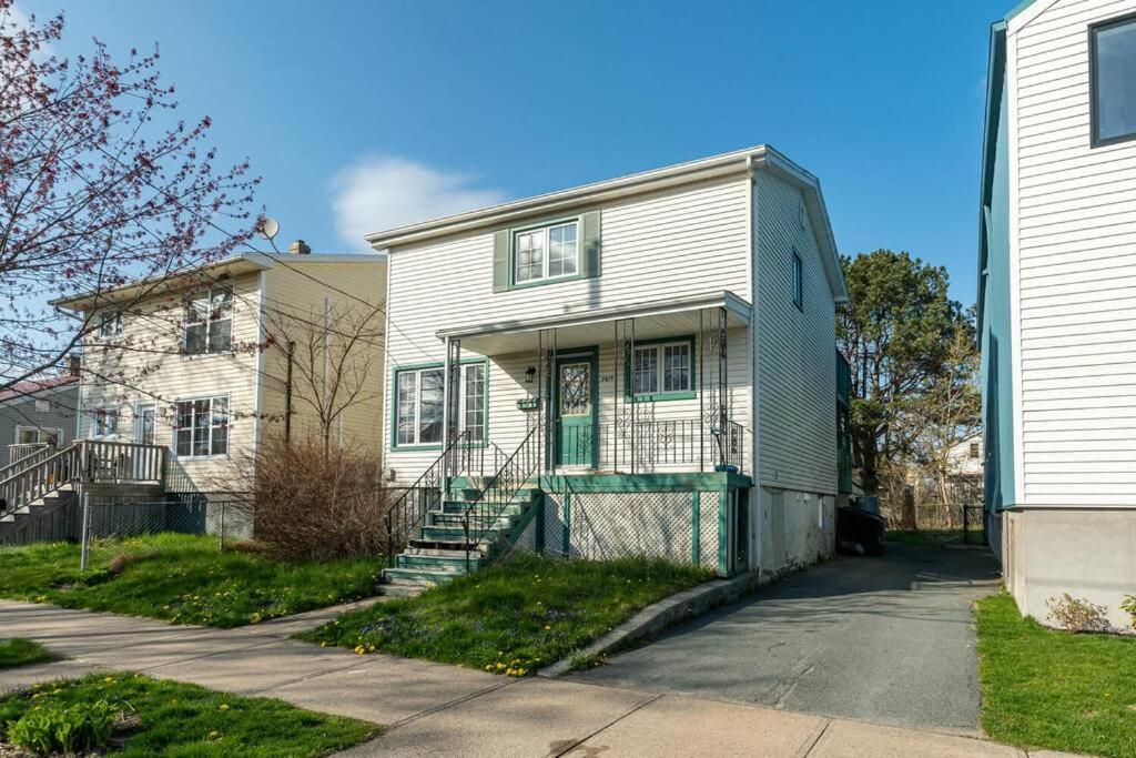 Bright 2-BDRM Apt, Top Floor