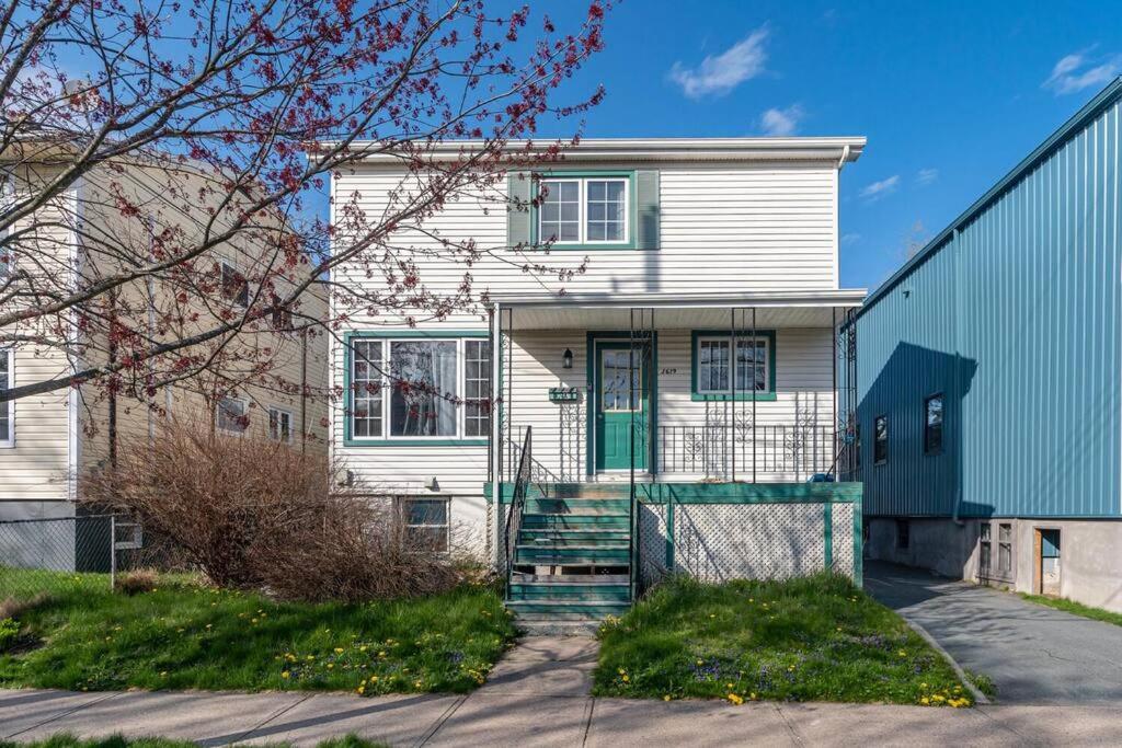 Bright 2-BDRM Apt, Top Floor