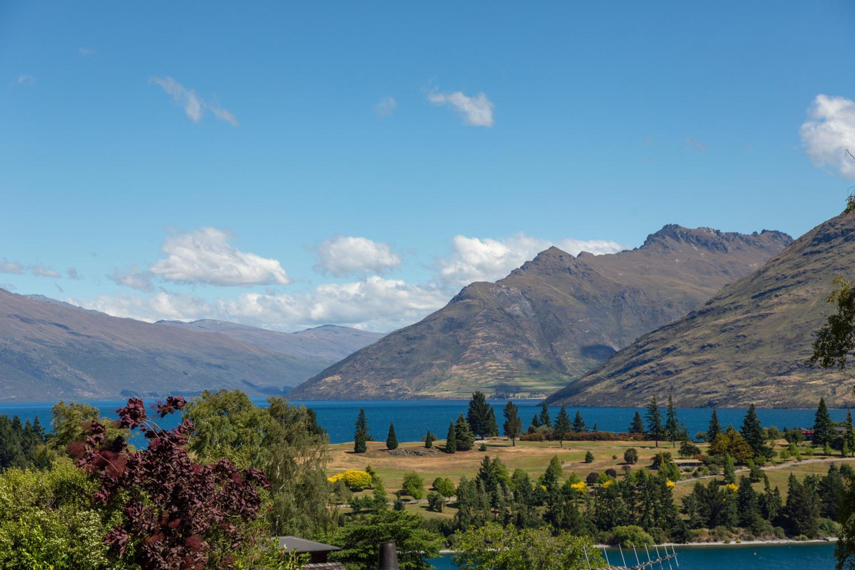 Lakeview Paradise: 3BR, Hot Tub, BBQ, Garden view 4