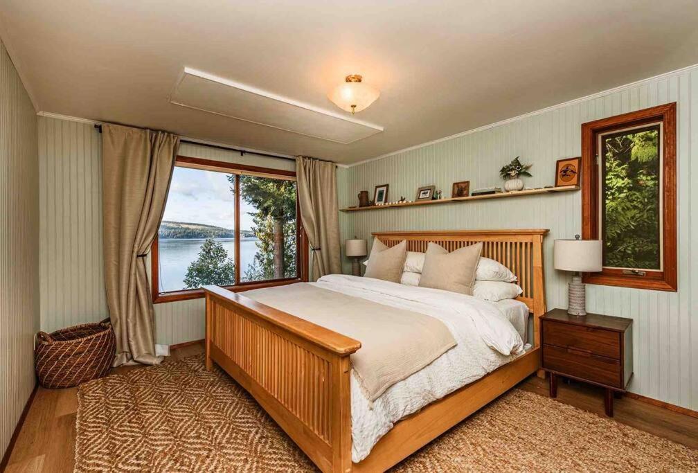 Waterfront Retreat with Fireplace, Hot Tub & Sauna view 5