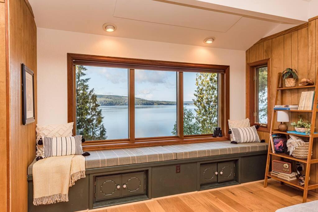 Waterfront Retreat with Fireplace, Hot Tub & Sauna view 3