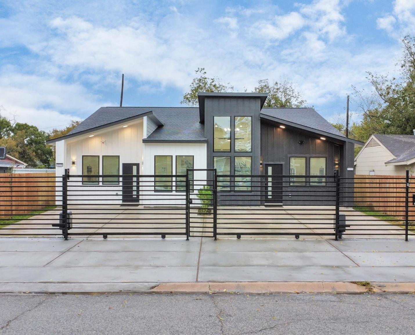 Luxe 3BR/2BA Near Downtown•Sleeps 9• Netflix•Wi-Fi view 2