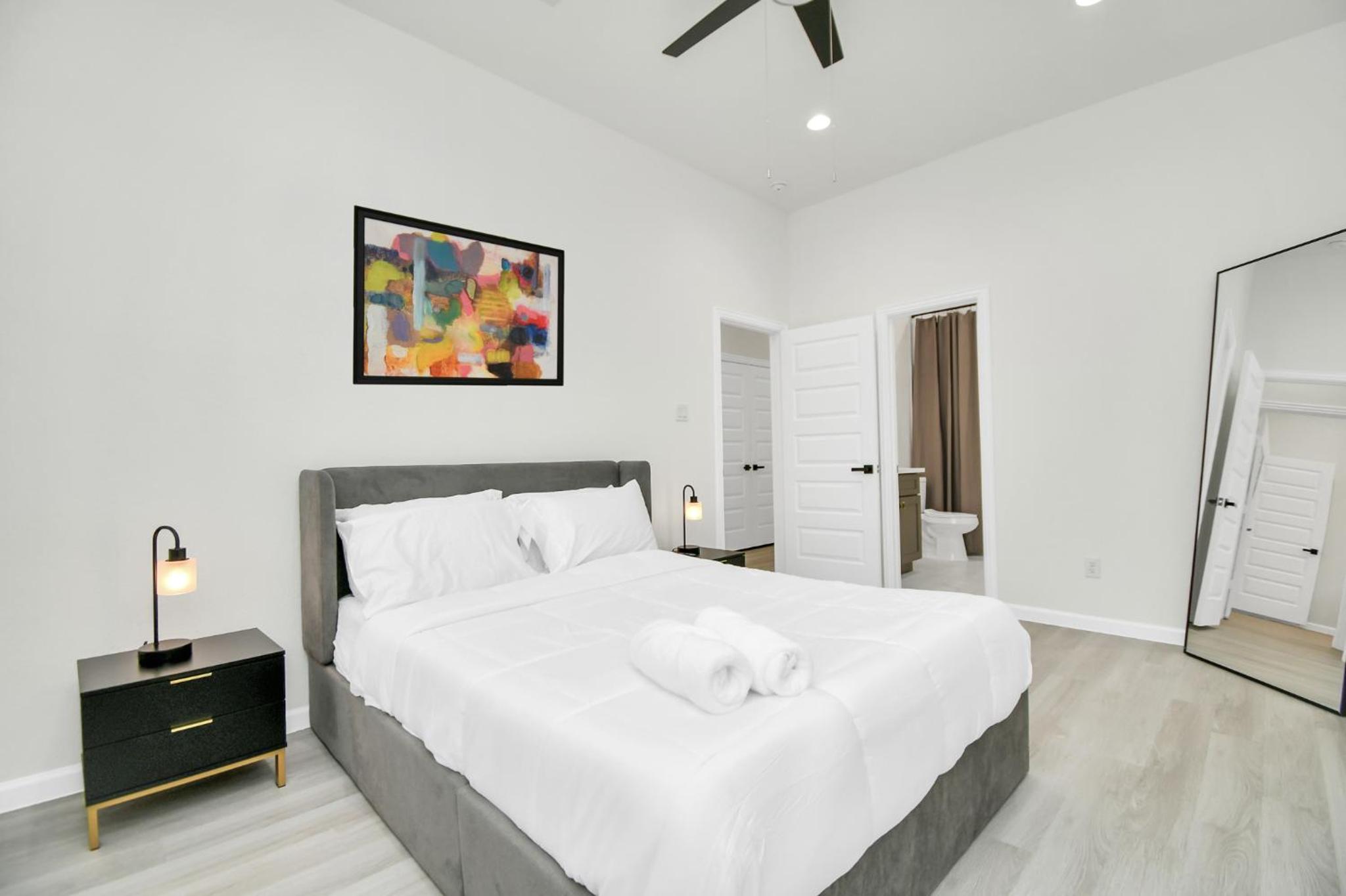 Luxe 3BR/2BA Near Downtown•Sleeps 9• Netflix•Wi-Fi view 5