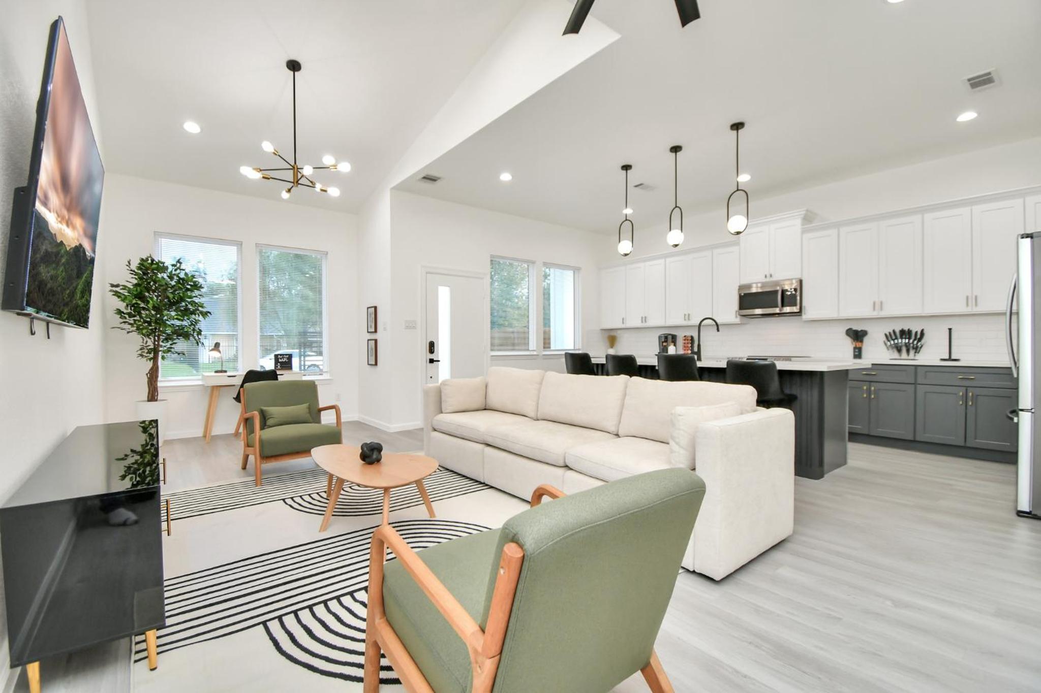 Luxe 3BR/2BA Near Downtown•Sleeps 9• Netflix•Wi-Fi view 4