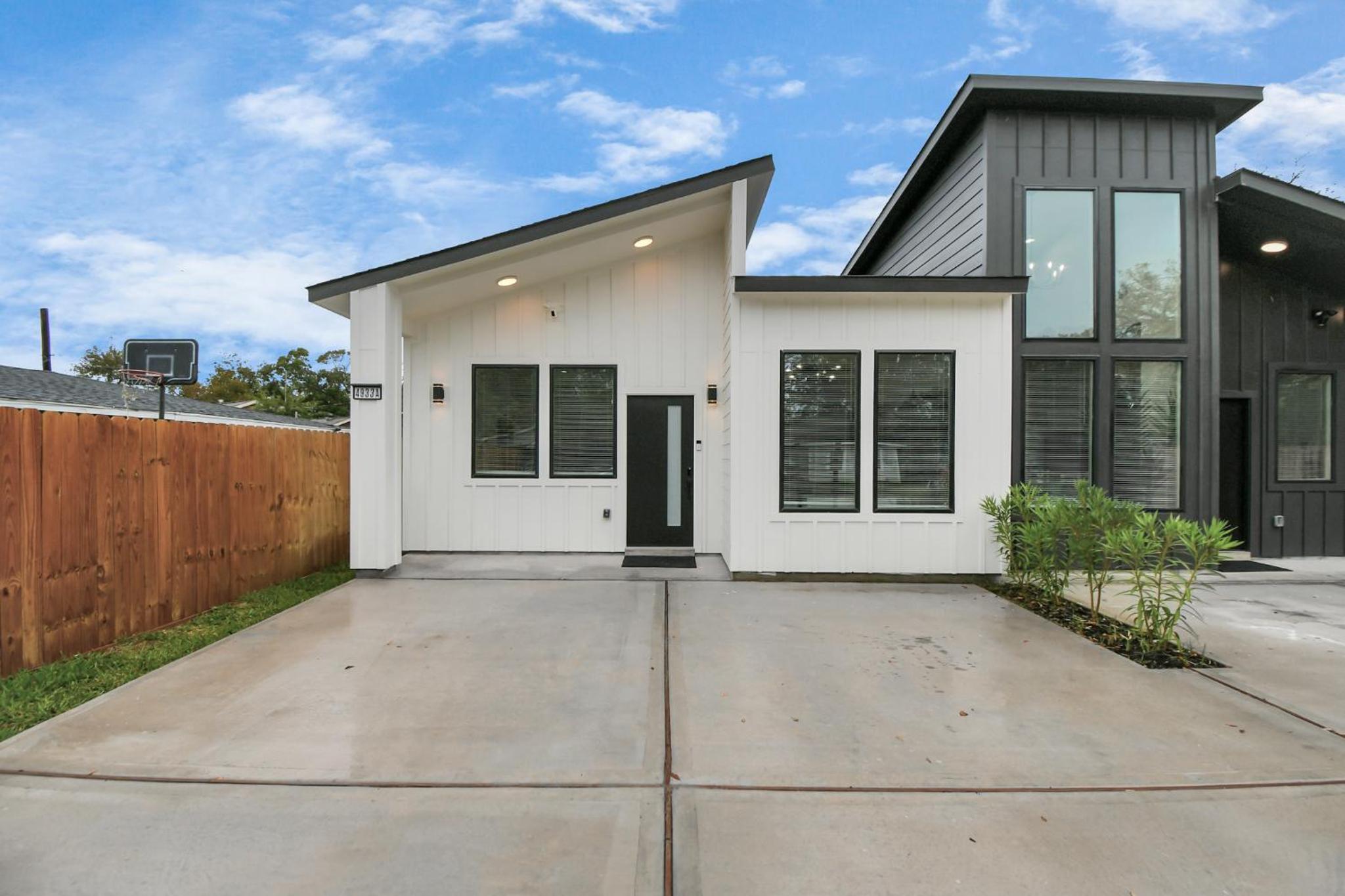 Luxe 3BR/2BA Near Downtown•Sleeps 9• Netflix•Wi-Fi view 3