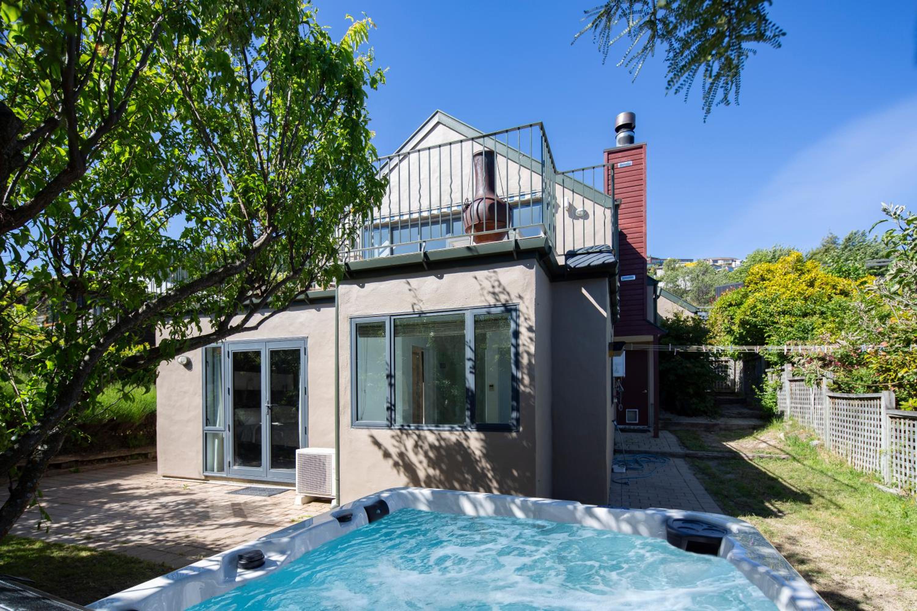 Lakeview Paradise: 3BR, Hot Tub, BBQ, Garden view 3