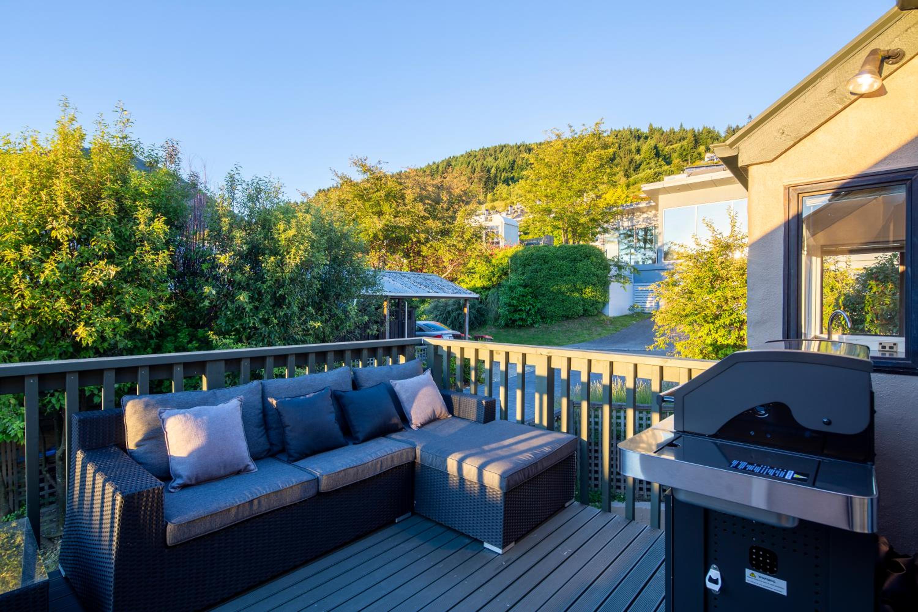 Lakeview Paradise: 3BR, Hot Tub, BBQ, Garden view 2