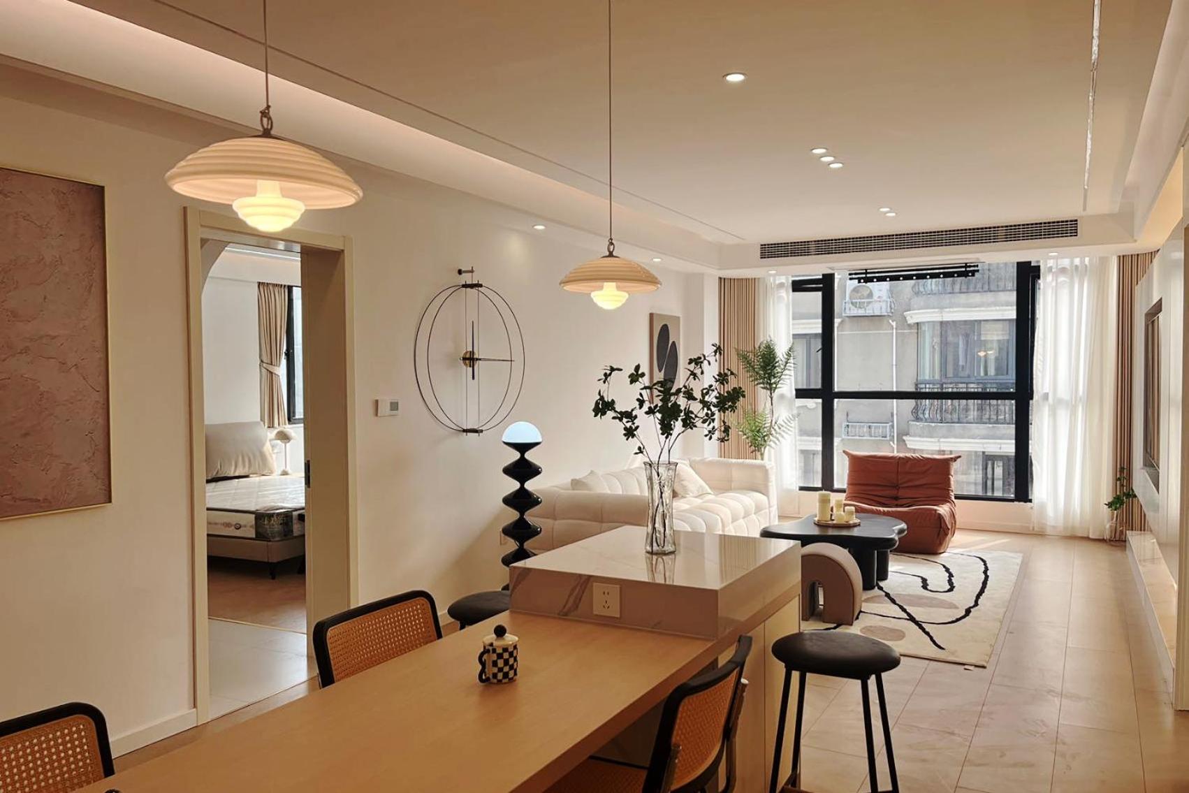 Eastern Hub - Three Bedroom Apt in Xintiandi, 50m from Metro, Many Shops and Malls Surrounded