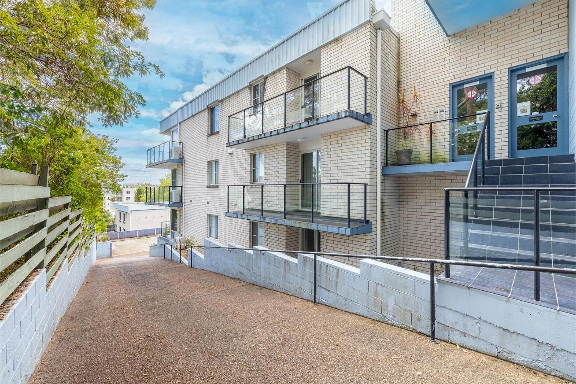 Sunset Towers 8, 25 Donald St - heart of town with water views