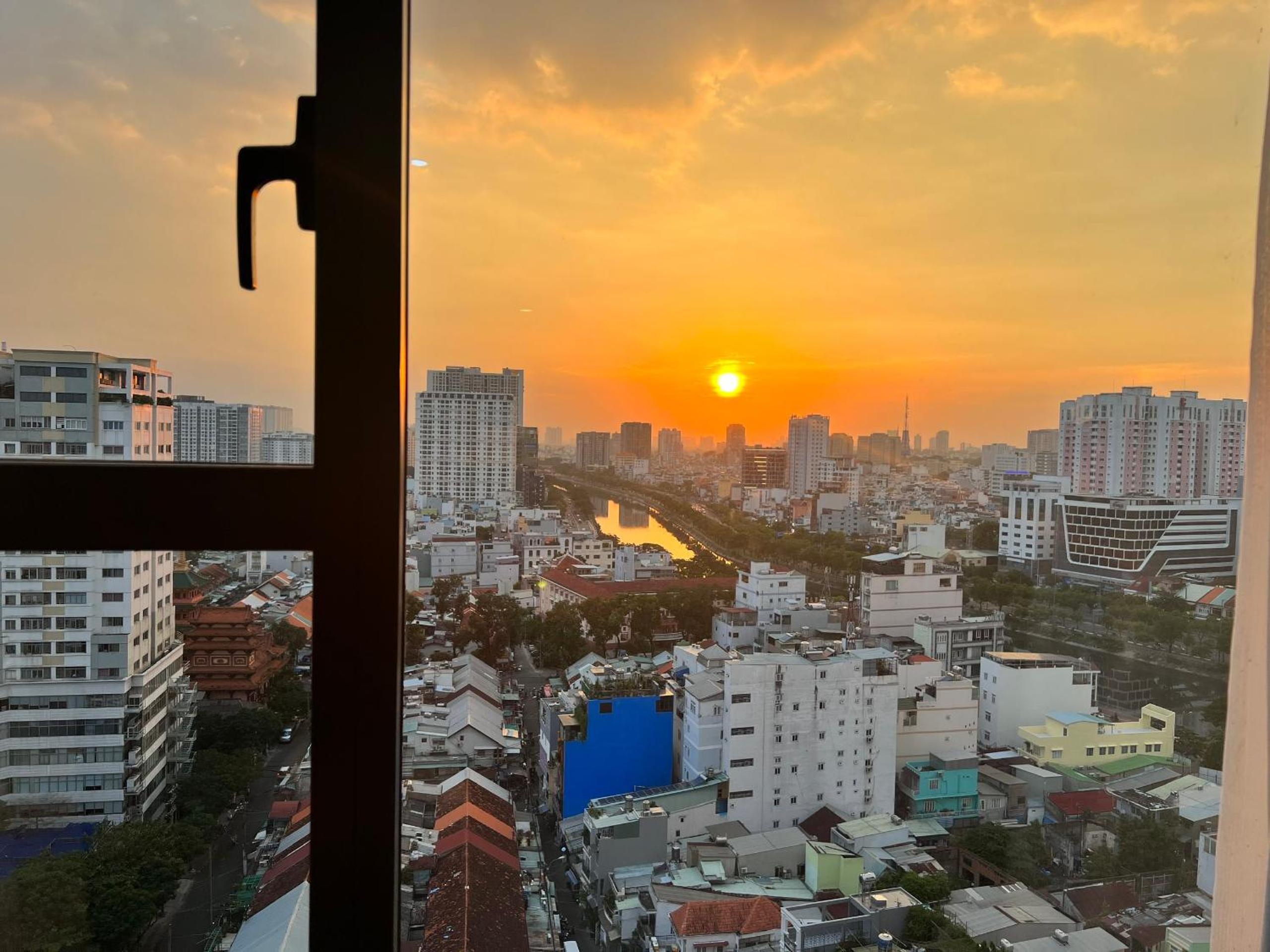 Rivergate apt next to Bui Vien with gym, pool, Netflix free